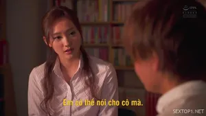 Một cô sinh viên người Mỹ gốc Hoa gợi cảm đeo kính đang lướt Internet trên giường và được bạn trai yêu cầu bú cặc và quan hệ hậu môn gợi cảm của cô từ phía sau Nguồn: @swaglive