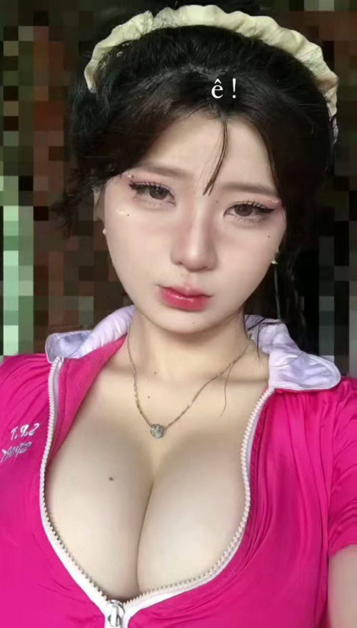 Một cô gái tóc nâu xinh đẹp và hai con cặc